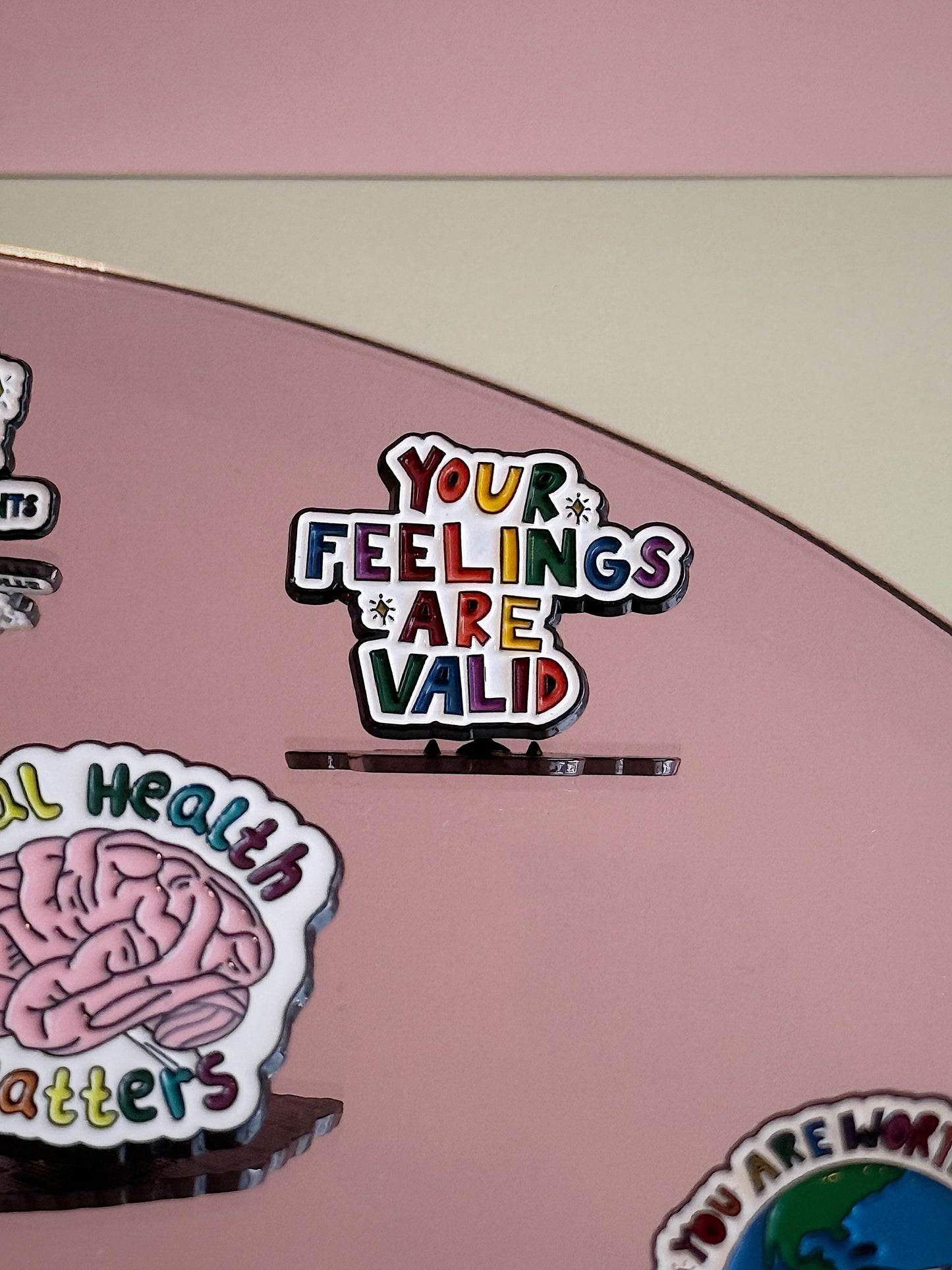 Pines con mensajes motivadores.