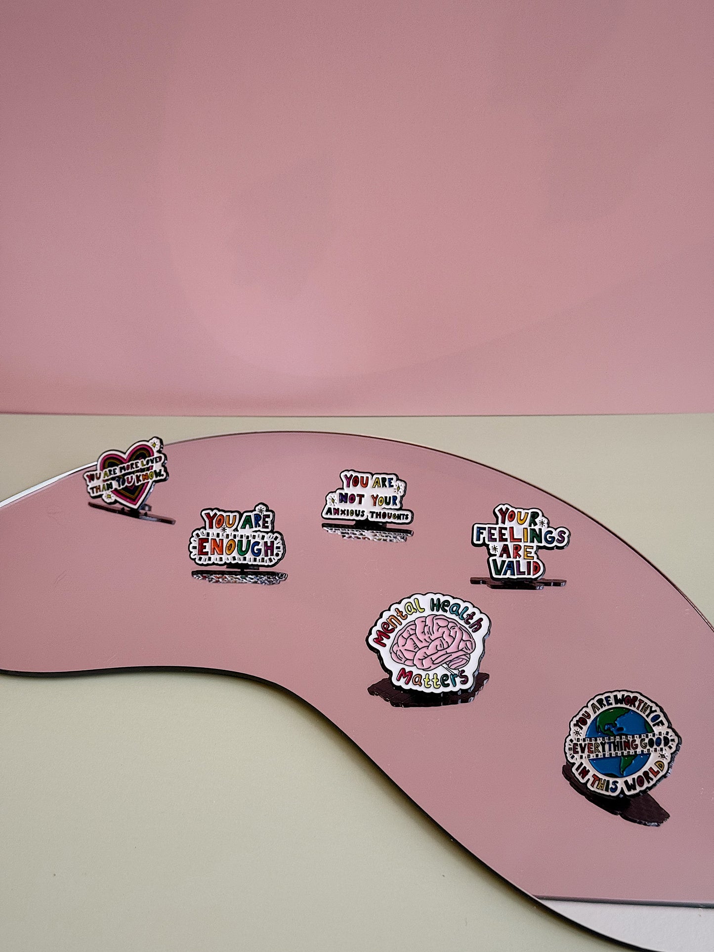 Pines con mensajes motivadores.